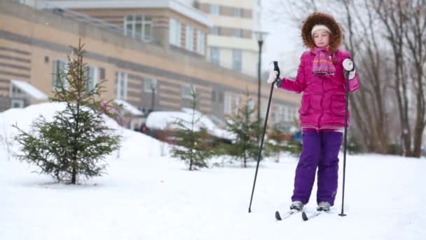 Menina Esqui Durante Queda Neve Perto Parque Infantil — Vídeo de Stock