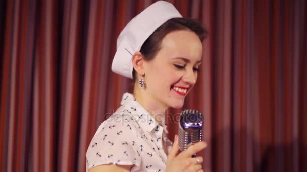 Mooie Jonge Vrouw Witte Dop Zingt Retro Microfoon — Stockvideo