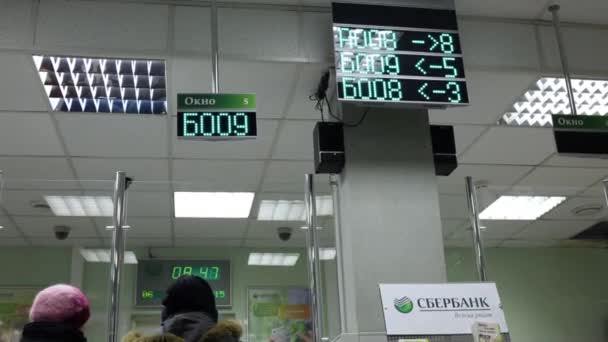 Moscú Abril 2015 Ventanas Recepción Tableros Luz Visitantes Sberbank Brand — Vídeo de stock