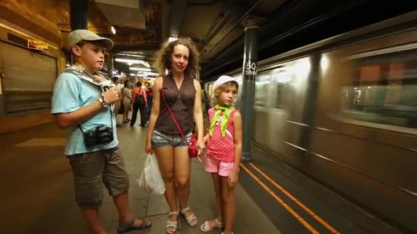 ニューヨーク アメリカ合衆国 2014 ストリート地下鉄駅のプラットホームに 人の子供スタンド付き — ストック動画