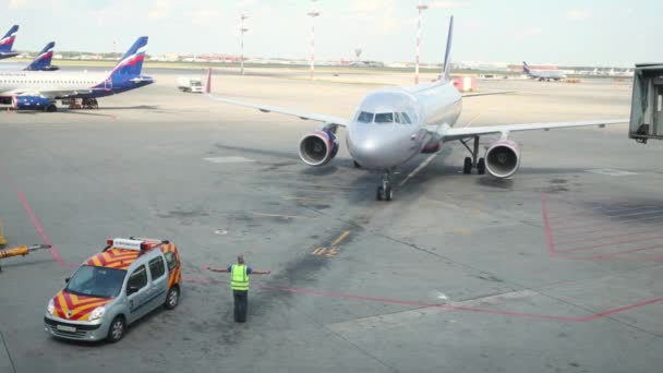 Moskau Russland Aug 2014 Mitarbeiter Des Parkservice Verwaltet Flugzeugparkplatz Flughafen — Stockvideo