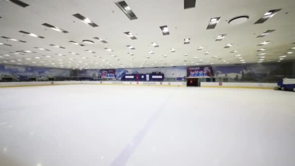 モスクワ 2015 空のアイス スケート リンク 同期フィギュア スケート カップのオリンピック スポーツの複合体での整氷車 — ストック動画
