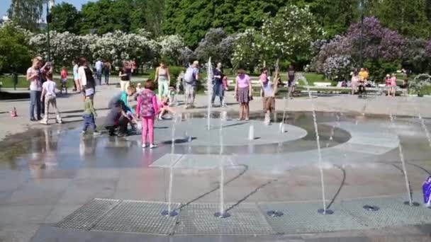 Moscou Mai 2015 Les Gens Reposent Près Fontaine Superficie Espace — Video