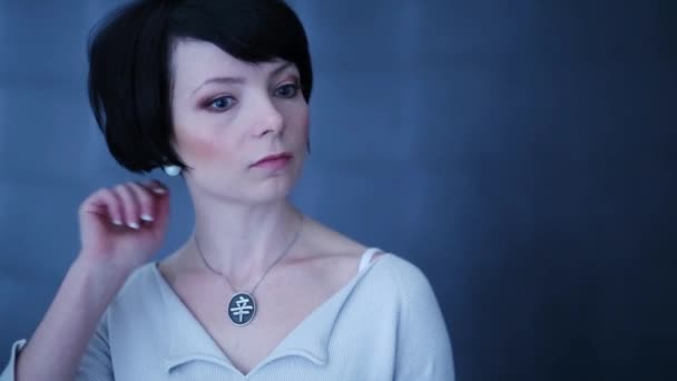 Düşünceli Kadın Saçlarını Karanlık Bir Odada Düzeltiyor — Stok video