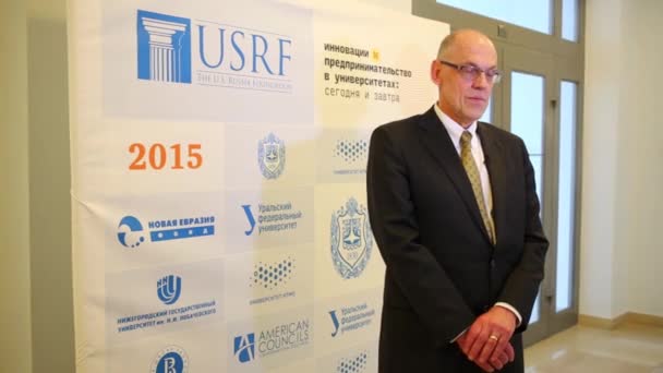 Usrf マーク Pomar 社長がバウマン モスクワ州立工科大学の Usrf の会議の間にジャーナリストの質問を回答モスクワ ロシア 2015 — ストック動画