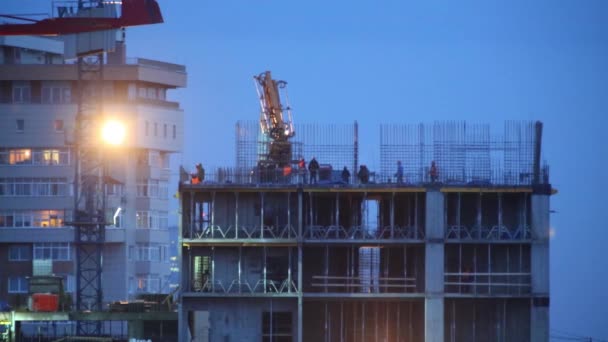 Ekipy Remontowe Terenie Budowy Nowego Budynku Wielokondygnacyjnym Wieczorem — Wideo stockowe