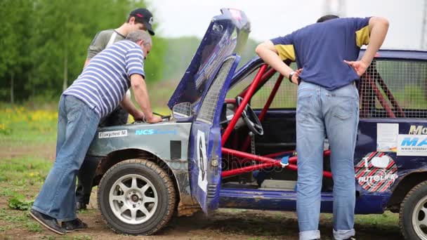 Mytishchi Ρωσία Μαΐου 2015 Άνδρες Ματιά Γύρω Από Αγωνιστικό Αυτοκίνητο — Αρχείο Βίντεο