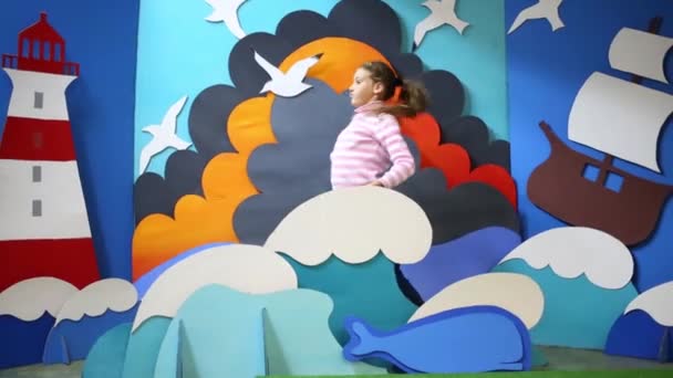 Дівчина Грає Кімнаті Картонними Хвилями Маяком — стокове відео