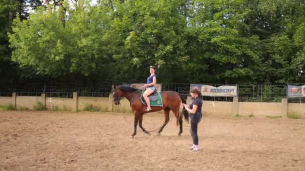 ソコーリニキ公園の巡回する警察の馬隊の彼女で安定的に馬と女の助けでモスクワ 2015 — ストック動画