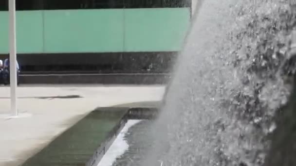 街の通りにニューヨーク アメリカ合衆国 2014 噴水カスケード ニューヨーク アメリカ合衆国で最大の都市 — ストック動画