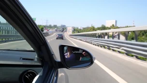 道路上の動き 女性と彼女の息子のミラーに反映 — ストック動画
