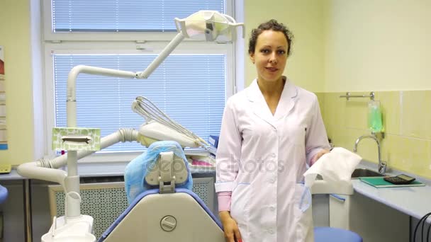 Una Donna Camice Bianco Con Tovagliolo Mano Nello Studio Dentistico — Video Stock