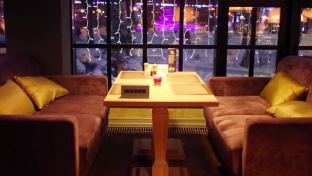 Reservierter Tisch Mit Sofas Und Kissen Restaurant — Stockvideo