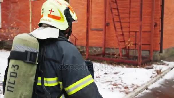 Berufsfeuerwehrmann des nordöstlichen Regierungsbezirks (russisches Katastrophenschutzministerium)) — Stockvideo