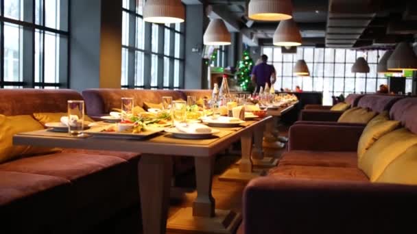 带靠垫和桌子的大沙发 配有宴会服务 — 图库视频影像