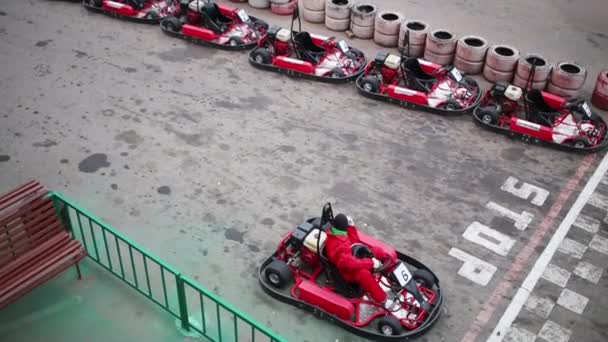 Dos Jinetes Cascos Terminan Karts Pequeños Pista Gris Aire Libre — Vídeo de stock