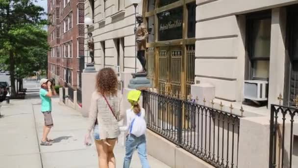 纽约市 2014年8月22日 母亲与两个孩子走下 W79Th 街过去的皇宫酒店 位于中央公园附近 滨江公园 林肯中心和其他城市景点 — 图库视频影像