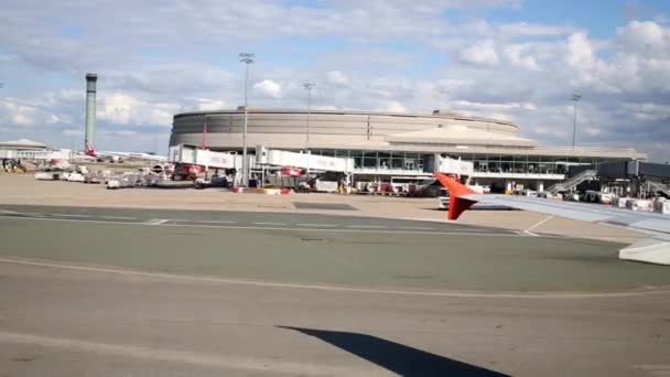 シャルル ゴール空港ターミナル に対して飛行場の誘導路でパリ フランス 2014 飛行機実行 — ストック動画