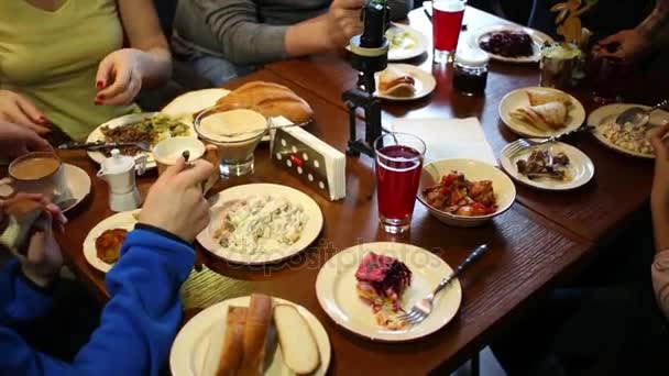 Menschen Sitzen Großen Tisch Café Und Essen Abend — Stockvideo