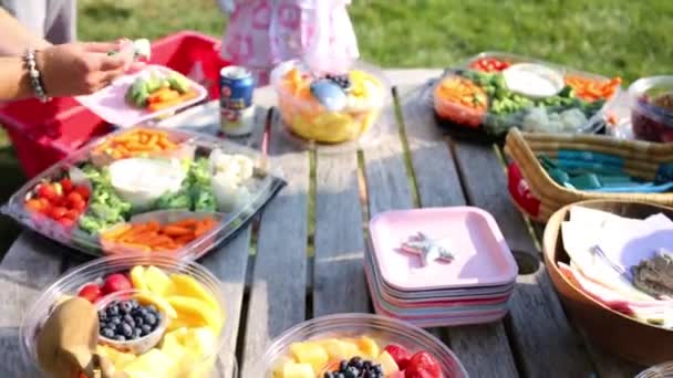 Diverse Vruchten Kommen Tafel Menselijke Handen Buiten — Stockvideo