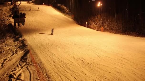 Standseilbahn Bei Nacht Und Loipen Mit Skifahrern Skigebiet — Stockvideo