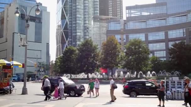 ニューヨーク アメリカ合衆国 2014 車とマンハッタンのコロンバス サークルで昼間歩行 — ストック動画