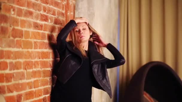 Hübsche Blonde Frau Posiert Nahe Roter Backsteinmauer Studio — Stockvideo