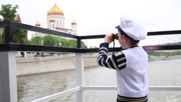Хлопчика Одягнений Капітан Виглядає Через Бінокль Христа Спасителя Блаженного Москві — стокове відео