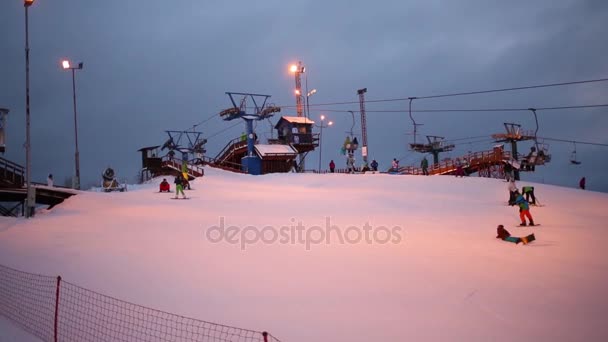 케이블카와 스키장에서 저녁에 스키어 — 비디오