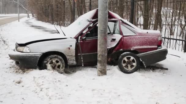 冬の日のポールに墜落した車の屋根とドアに詰まっています — ストック動画