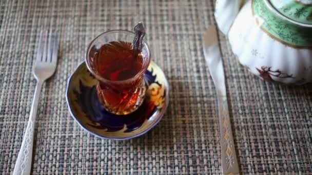 Verre Thé Sur Soucoupe Fourchette Couteau Théière Table — Video