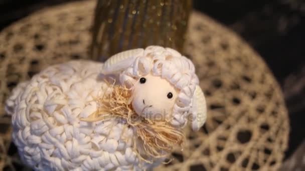 Zbliżenie Wiklina Dekoracyjne Małe Białe Owce Płytkie Dof — Wideo stockowe
