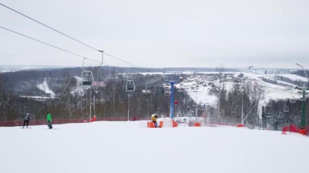 Cableway of downhill skiing sports complex at winter — Stock Video