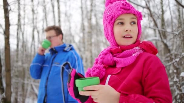 Menina Com Xícara Chá Homem Fora Foco Dia Inverno Floresta — Vídeo de Stock