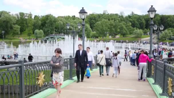 Moscú Junio 2015 Fuente Puente Con Gente Caminando Celebración Servicio — Vídeo de stock