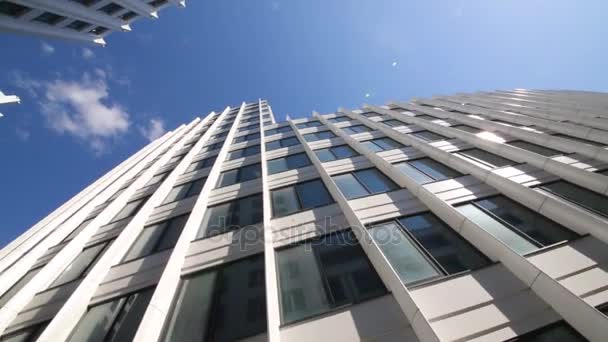阳光明媚的日子 窗外的商业中心和蓝天 — 图库视频影像