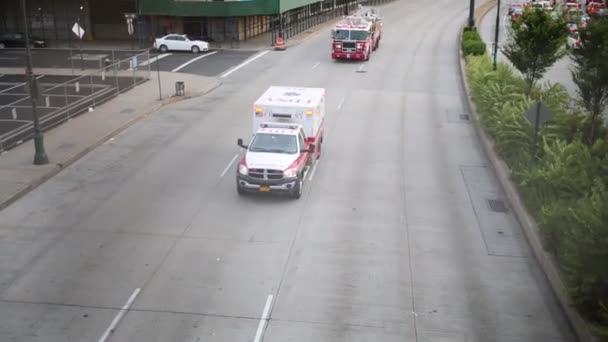 Нью Йорк Сша Августа 2014 Года Два Пожарных Автомобиля Департамента — стоковое видео