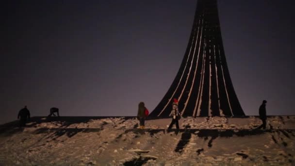 Lidé Chodí Vedle Památník Pokořitelů Kosmu Zimní Noci — Stock video