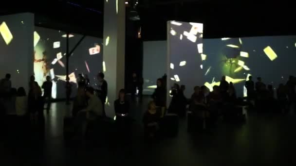 Moscow Feb 2015 Spectators Look Screens Multimedia Exhibition Great Modernists — Stock Video