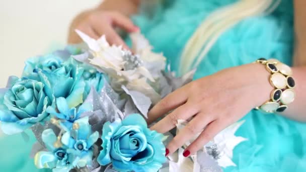 Manos Mujer Mirando Sobre Las Hojas Flores Artificiales Azules — Vídeos de Stock