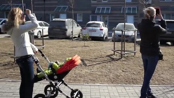 Moscou Russie Mars 2015 Des Femmes Avec Des Landaus Regardent — Video