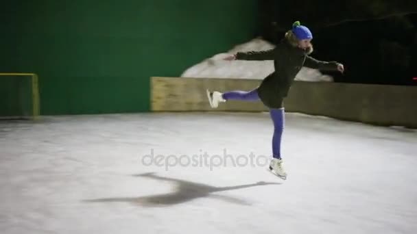 Tiener Meisje Rolschaatsen Loopt Springt Ijsbaan Winternacht — Stockvideo