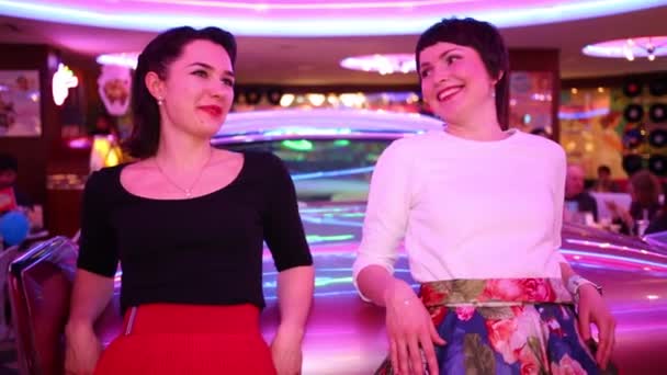 Москва Jan 2015 Две Молодые Женщины Стоят Разговаривают Около Розового — стоковое видео