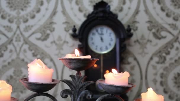 Velas Viejo Candelero Mano Reloj Fuera Foco — Vídeos de Stock