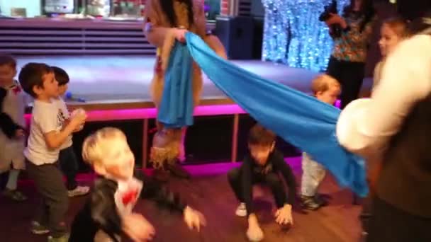 Moscow Dec 2014 Children Throw Balls Each Other Siren Cafe — Stock Video