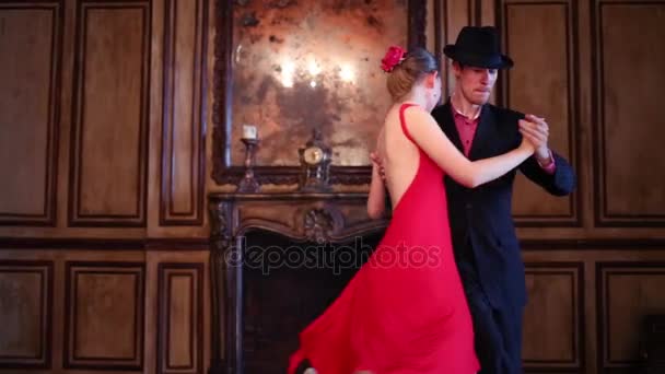 Piernas Niña Hombre Sombrero Bailando Tango Sala Retro — Vídeo de stock