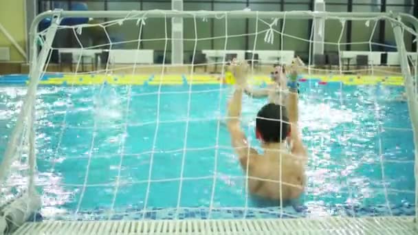 Pai Duas Crianças Jogam Futebol Aquático Piscina Mulher Nada Perto — Vídeo de Stock