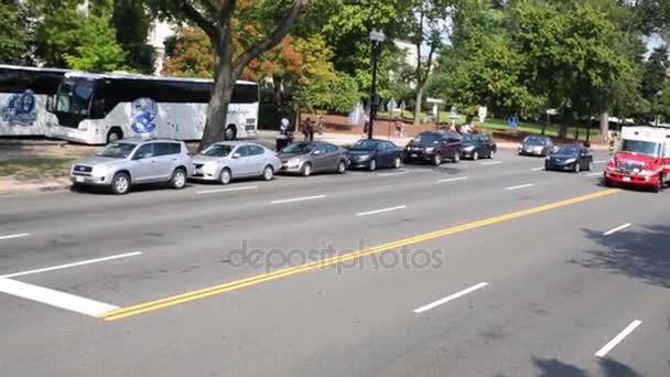 Bir Ambulans Gündüz Hızlı Caddede Gidiyor — Stok video