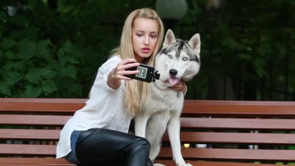 Jovem Mulher Com Cão Husky Fazendo Selfie Banco Parque — Vídeo de Stock