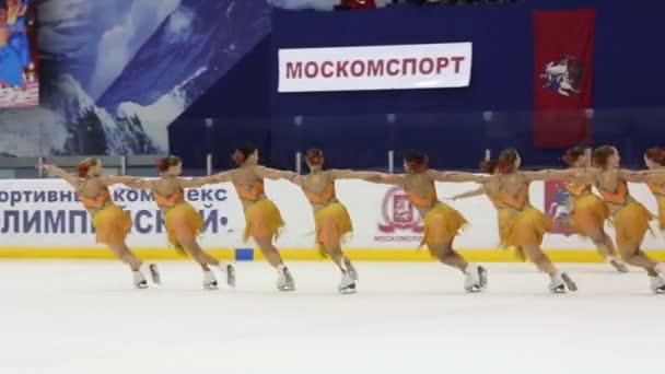 Moscow Apr 2015 Team Yellow Performs Synchronized Figure Skating Cup — Stock Video